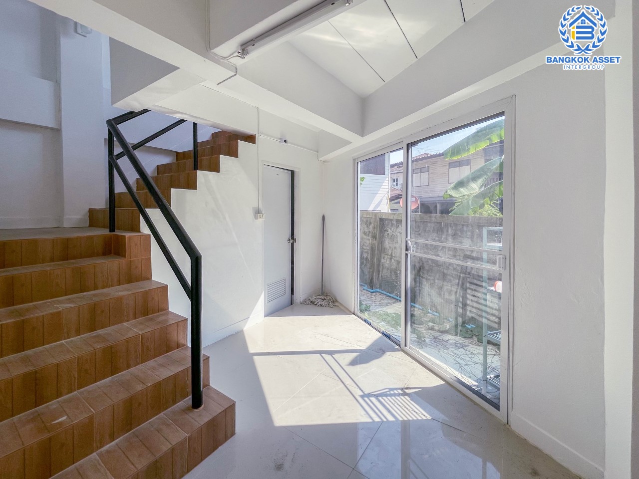 อาคารพาณิชย์มือสอง 4 ชั้น ย่านนนทบุรี งามวงศ์วาน-แคราย หลังมุม เนื้อที่ 15.2 ตร.ว. ฟังก์ชัน 3 ห้องนอน 3 ห้องน้ำ บนทำเลเชื่อมต่อทุกการเดินทาง ใกล้รถไฟฟ้าสายรถไฟฟ้า สายสีม่วง "ศูนย์ราชการนนท์" และจุดขึ้นทางด่วน "ศรีรัช"